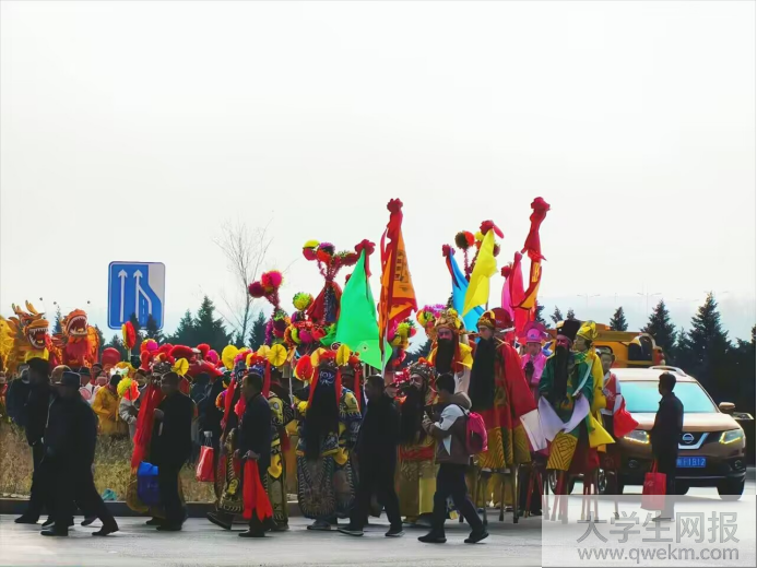<strong>安徽理工大学学子返家乡调研甘肃社火 以实践传承陇原非遗民俗文化</strong>