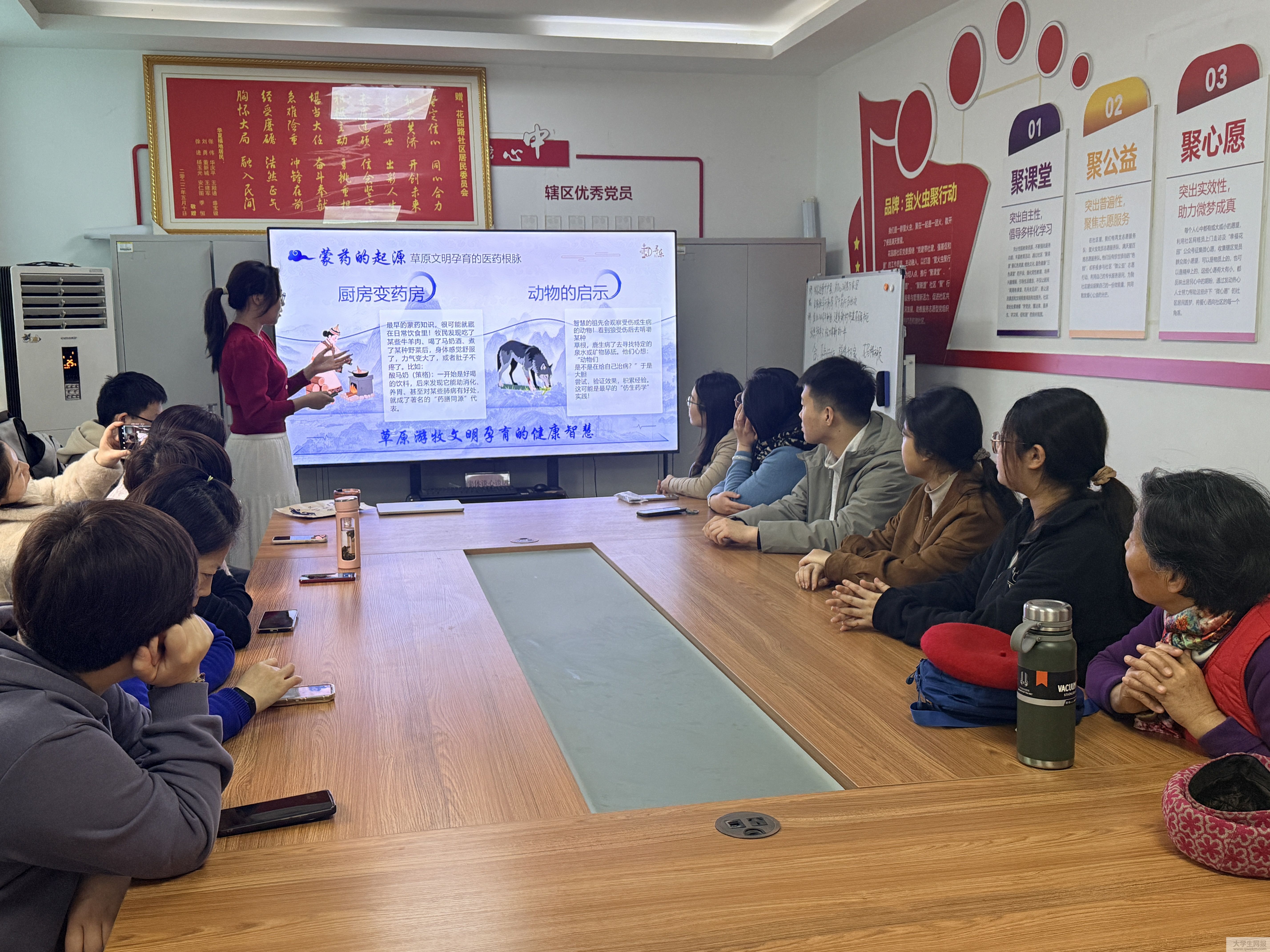 蒙族队员宣讲蒙药知识.jpg